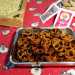 Non c Natale in Puglia senza le carteddate. Il nome di questi nidi di massa fritta deriverebbe dal greco κάρταλλος" (cesta o paniere) o dallonomatopeico incartellare, riferito alla pratica di accartocciare pi striscioline sottili per andare a creare quella che, nella forma, rimanda alla corona dei re magii 
